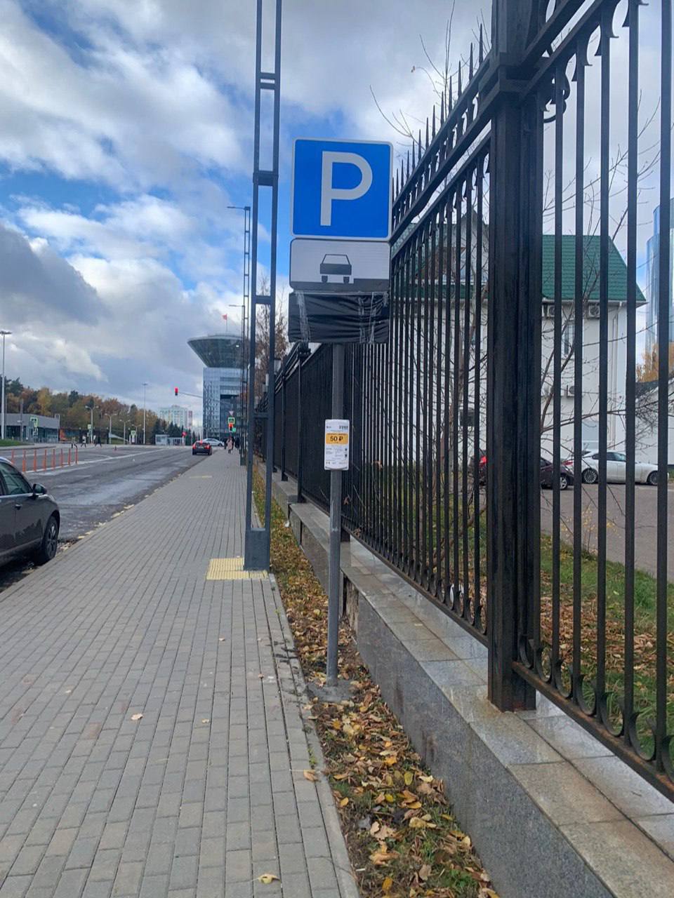 Оборудовали парковочные места около правительства Московской области.