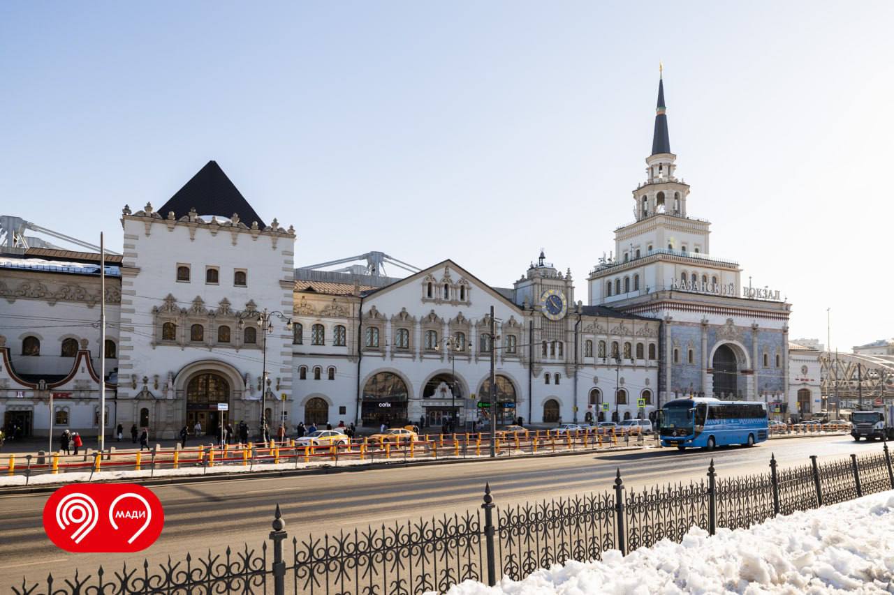 По данным столичного Дептранса, на 50% сократилось количество случаев неправильной парковки у площади Трех вокзалов с начала этого года.