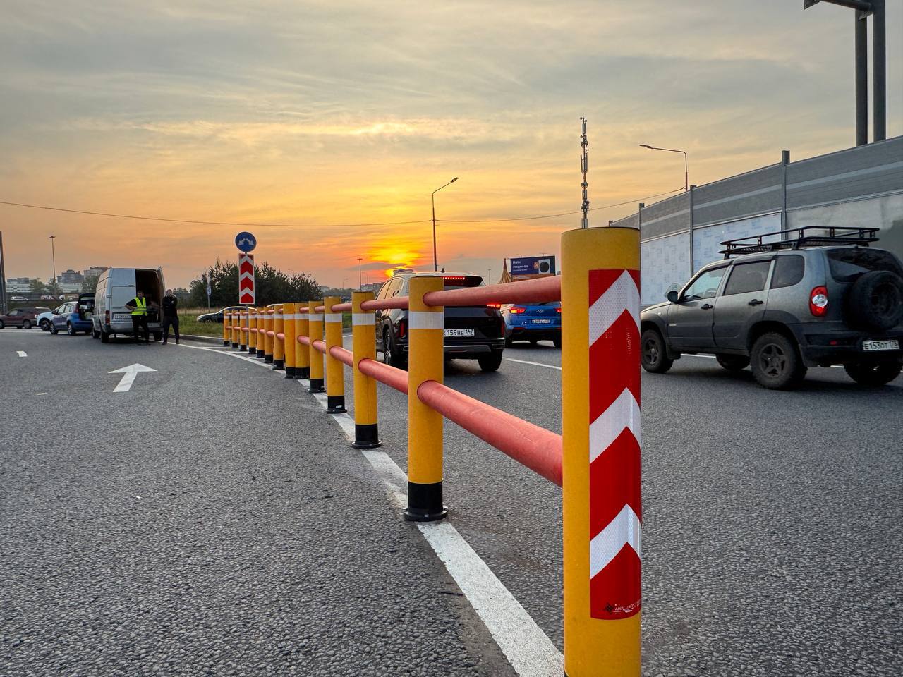 На круговом перекрестке в Мурино установили композитные направляющие устройства.