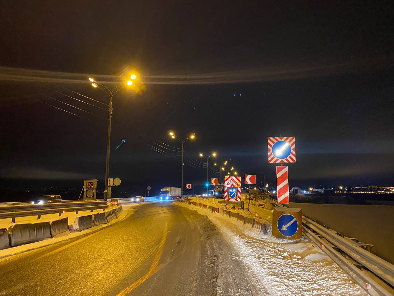 На трассе М-2 ведется капитальный ремонт моста через реку Ока. 